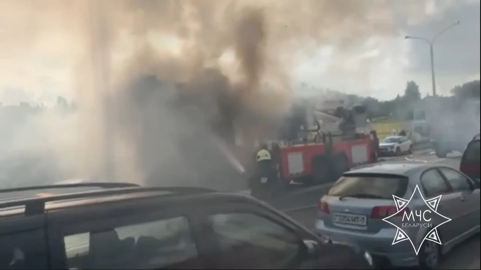 Автоподъемник МЧС загорелся на улице Чижевских в Минске. Фото: кадр видео МЧС