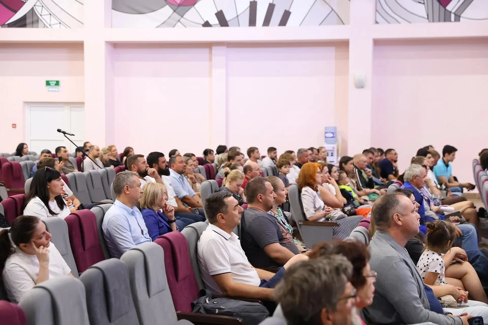 Глава города провел встречу с жильцами пострадавших при атаке БПЛА домов. Фото: канал Александра Скрябина в МАХ
