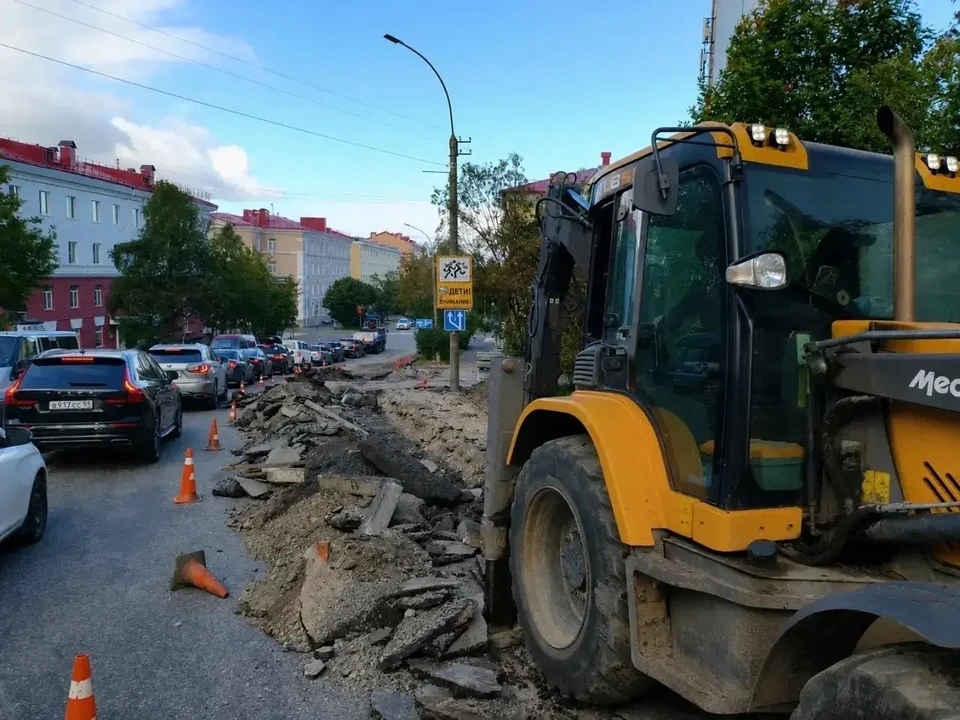 Из-за работ движение затруднено, поэтому северянам и гостям города предлагают выбирать альтернативные маршруты или пользоваться интерактивной картой ремонтов. Фото: Администрация города Мурманска