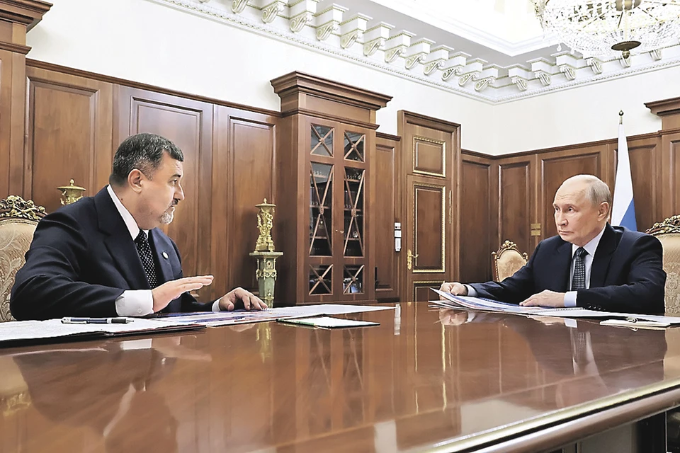 Врио главы Дагестана Федор Щукин рассказал президенту, как республика поборола последствия весеннего наводнения. Ил выгребли, разрушенное восстановили. А компенсации заплатят даже тем, чей разрушенный дом «на бумаге» не существовал. Фото: Пресс-служба Президента РФ