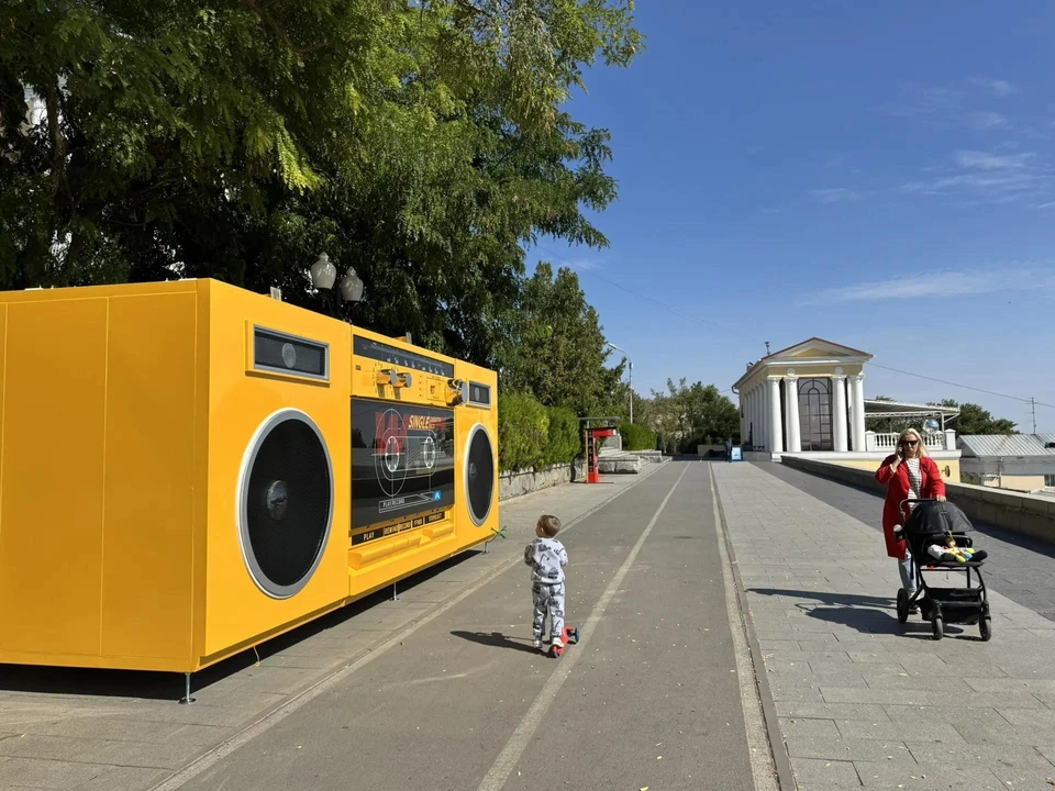 Огромный магнитофон на набережной Волгограда