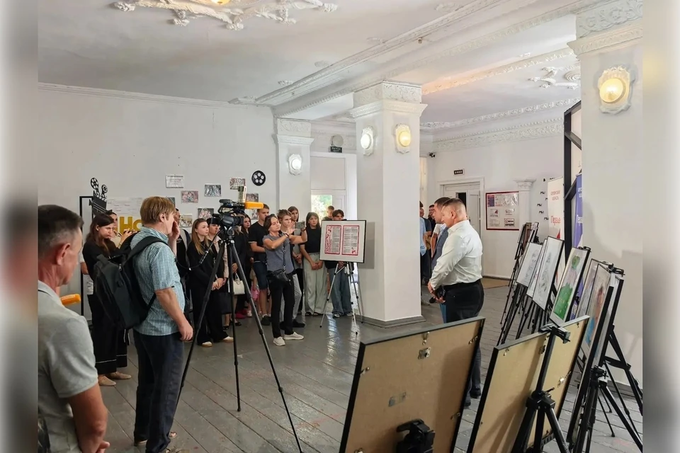 Рисунки с погибшими руководителями региона выставили в Скадовске. Фото: Владимир Сальдо/МАХ