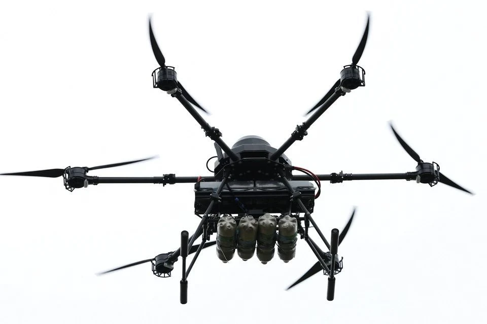 Четыре коммерческих объекта загорелись из-за падения обломков БПЛА в Таганроге