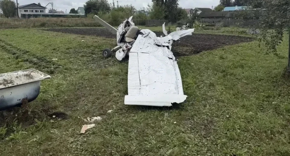 Воздушное судно рухнуло в огород частного дома в селе Шемордан. ФОТО: транспортная прокуратура РТ