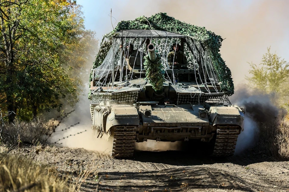 Экипаж русского танка Т-90 "Прорыв", который был атакован вражеским беспилотником "Баба-Яга", после удара произвел еще десять выстрелов и затем благополучно вывел поврежденную машину с поля боя. Фото: Дмитрий Ягодкин/ТАСС