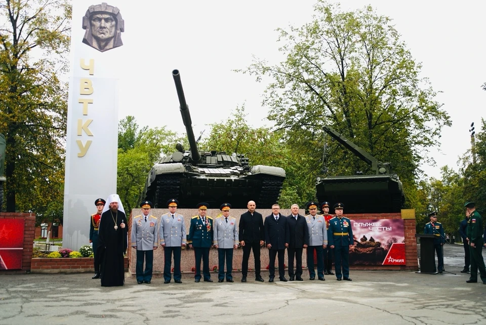 Во время церемонии на территории училища открыли стелу, посвященную героям-танкистам