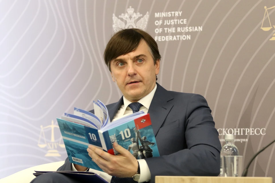 Кравцов: Минпросвещения не будет усложнять задания ЕГЭ-2027. Фото: Maksim KonstantinovGLOBAL LOOK PRESS