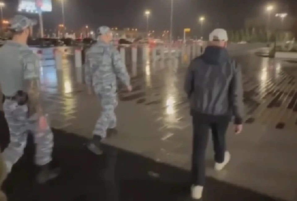 Должника задержали сразу, как только он прилетел в Екатеринбург. Фото: скриншот видео