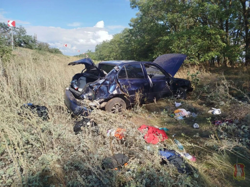 Троих пострадавших достали из покореженной легковушки.