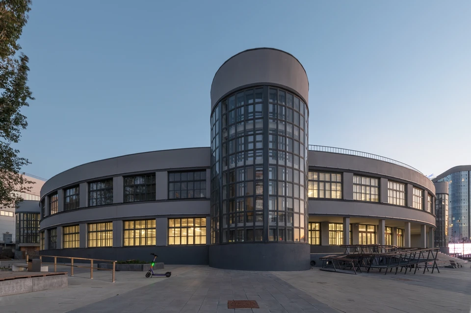 Планируется купить 10 шезлонгов, 10 кресел и пять стульев. Фото: https://vk.ru/tretyakovgallery_smr