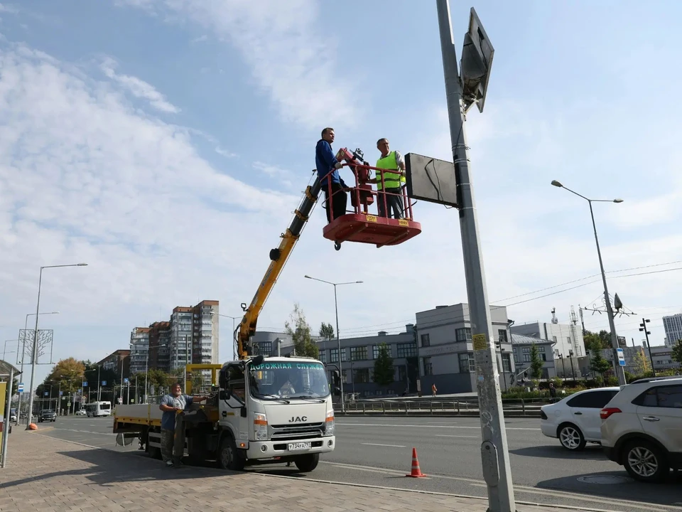 Пока специалисты демонтируют контроллеры в табло. Фото: канал Ивана Носкова в МАКС