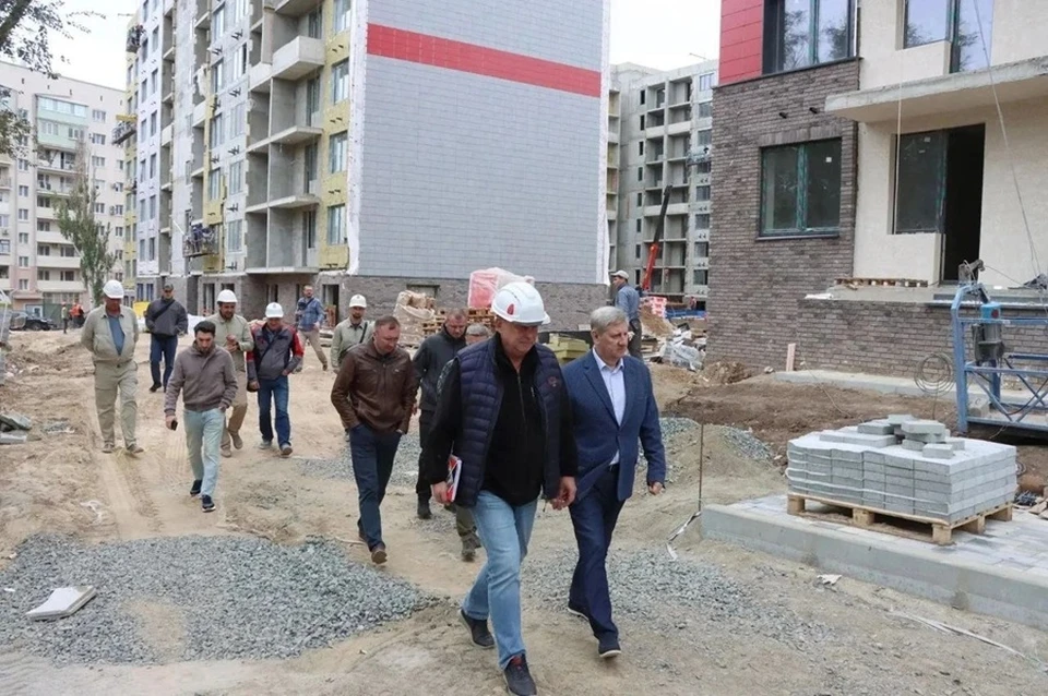 Премьер-министр ДНР в Мариуполе проверил ход строительства и сроки сдачи домов. Фото: ТГ/Чертков