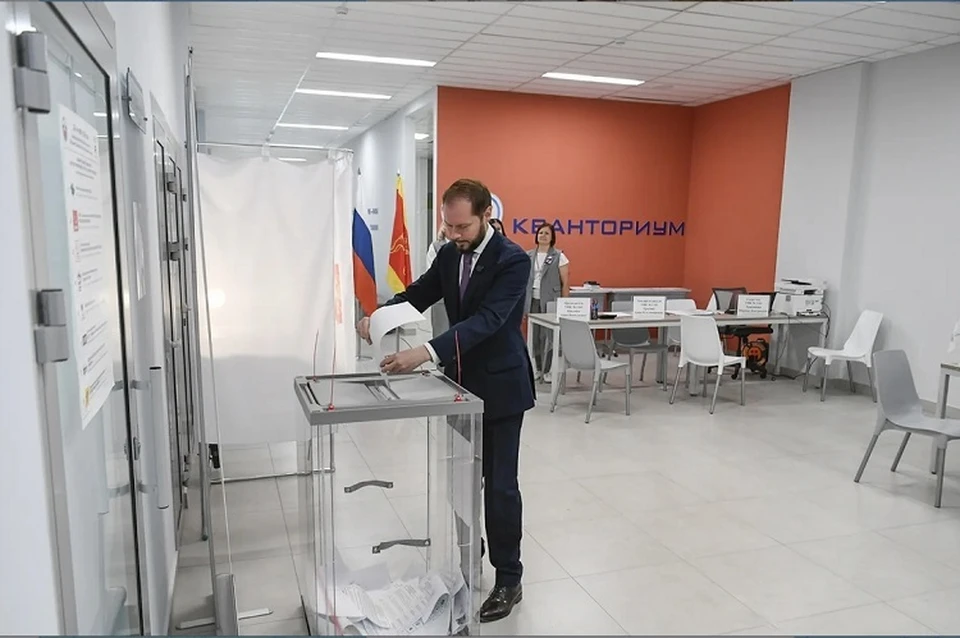 Виталий Королев своим примером призвал людей на избирательные участки. Фото: ПТО