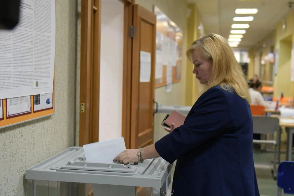 Избирательные участки открыли снова открыли свои двери.