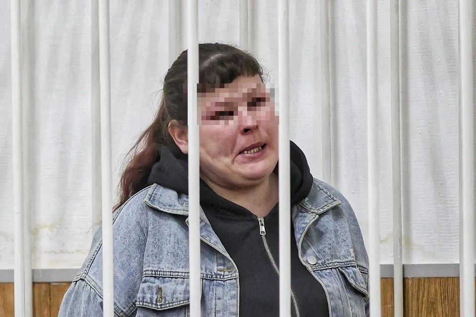 На скамье подсудимых - 28-летняя Наталья Корчагина*, обвиняемая в расправе над годовалой дочерью с особой жестокостью. Фото: Забайкальский краевой суд