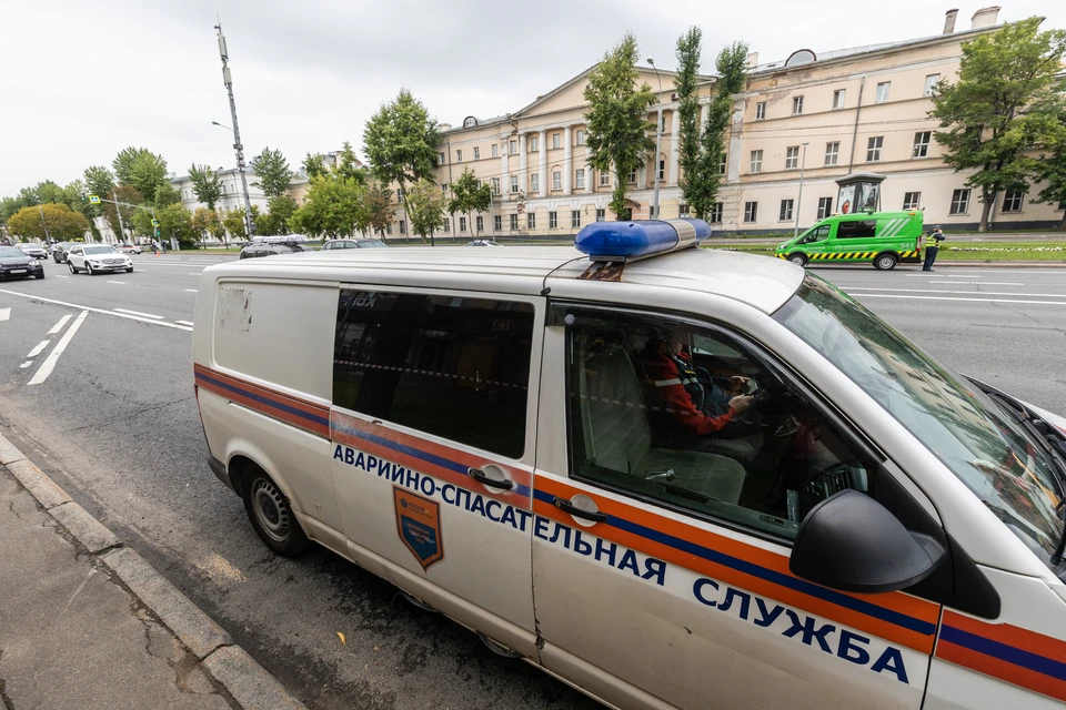 Спасатели помогли ребенку.