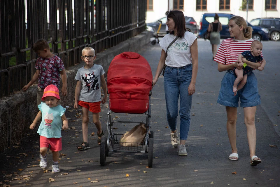 Официально трудоустроенные родители, у которых родился малыш, могут получать ежемесячную выплату