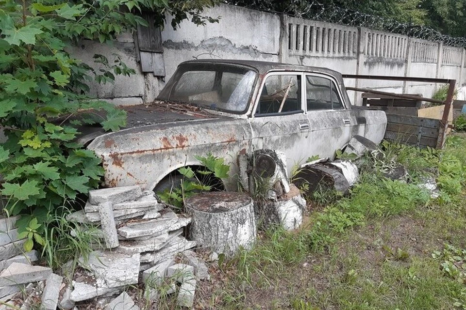 На границе России с Грузией ржавеют брошенные автомобили.