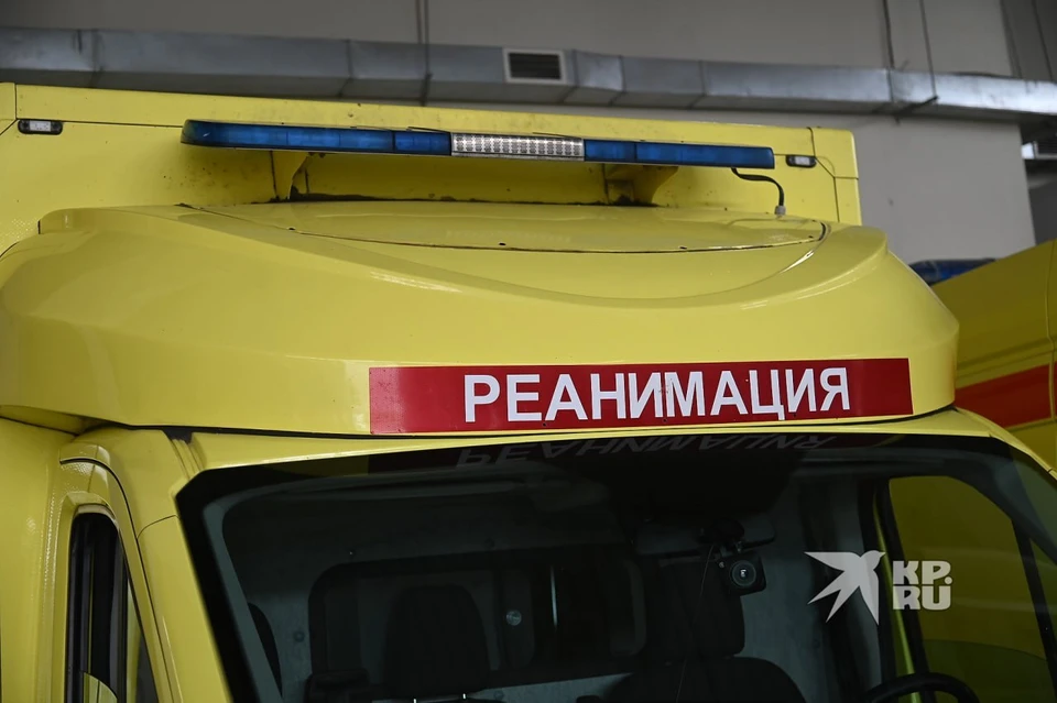 Перед падением девочка выбрасывала обувь в окно.