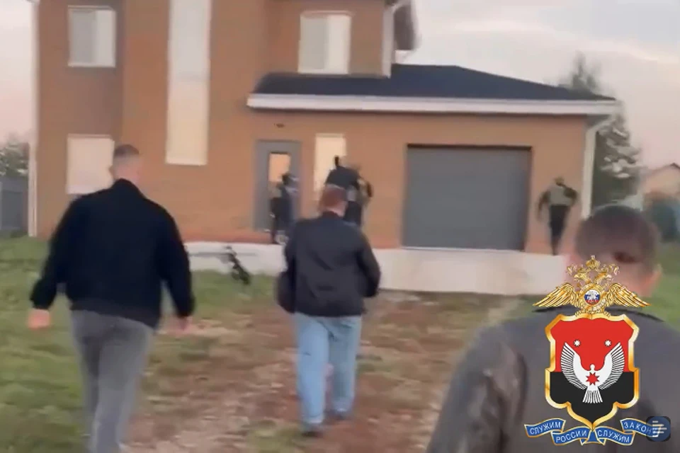 Деньги банк возвращал, а накопленные баллы супруги тратили на себя. Фото: скриншот видео МВД-Медиа