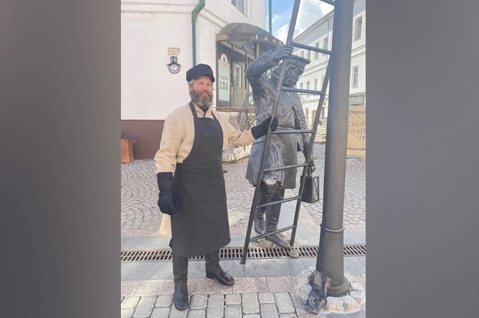 Фонарщик будет зажигать фонари в центре Рыбинска.