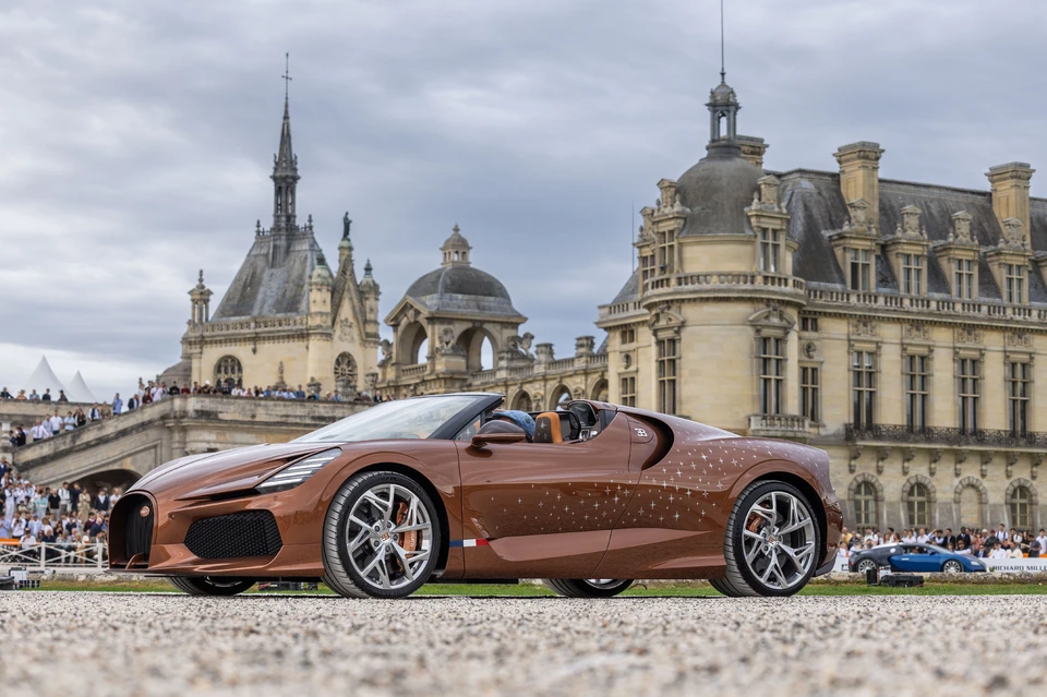 В Россию ввезли второй Bugatti W16 Mistral за полмиллиарда. Фото: Frederic Le Floc H/Keystone Press Agency/Global Look Press