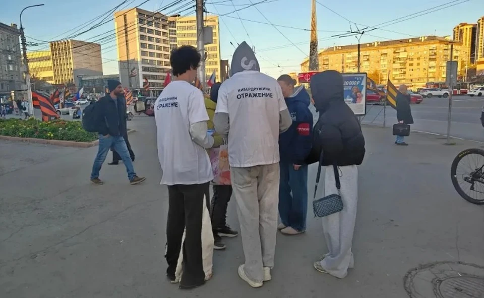 Сотрудники полиции и дружинники раздавали профилактические листовки. Фото: ГУ МВД России по НСО