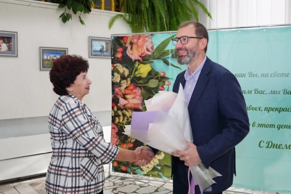 Председатель Законодательного Собрания Иркутской области Александр Ведерников накануне Дня учителя побывал в лицее ИГУ и центре образования № 47 Иркутска.