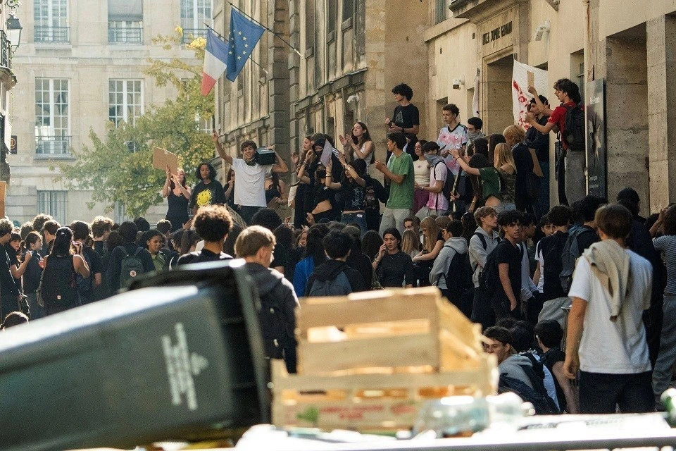 Протесты во Франции набирают обороты: занятия переносят