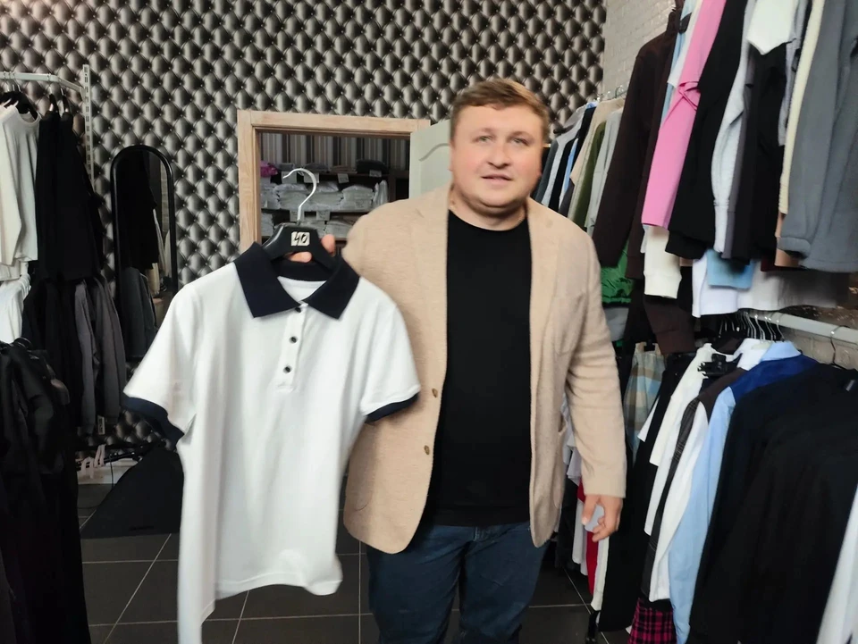 На фабрике в Луганске изготавливают новую школьную форму