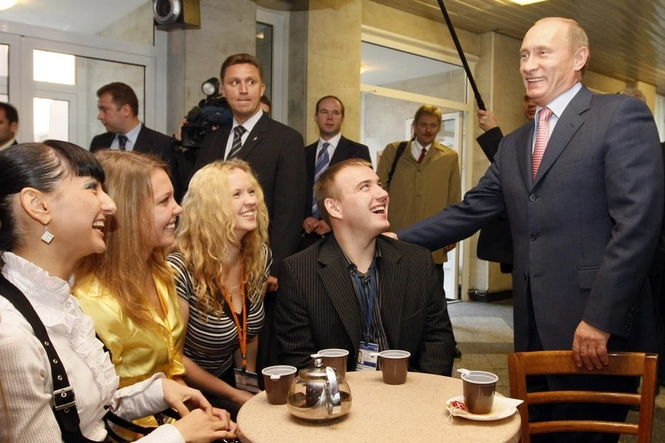 Владимир Путин со студентами СПбГУП в свой день рождения 07.10.2008 года. Фото: сайт СПбГУП.