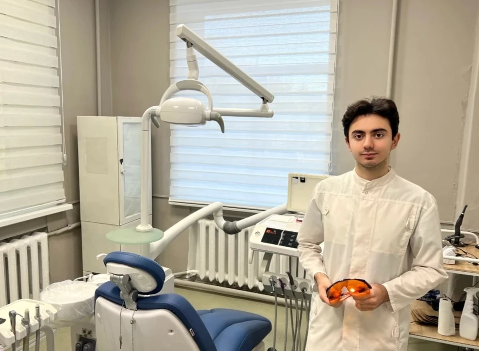 Врач-стоматолог-терапевт Карен Крмаджян вернулся в родную Ждановку. Фото: Минздрав ДНР