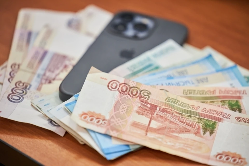 Приставы взыскали с курьеров мошенников более 350 тысяч рублей в пользу пенсионеров.