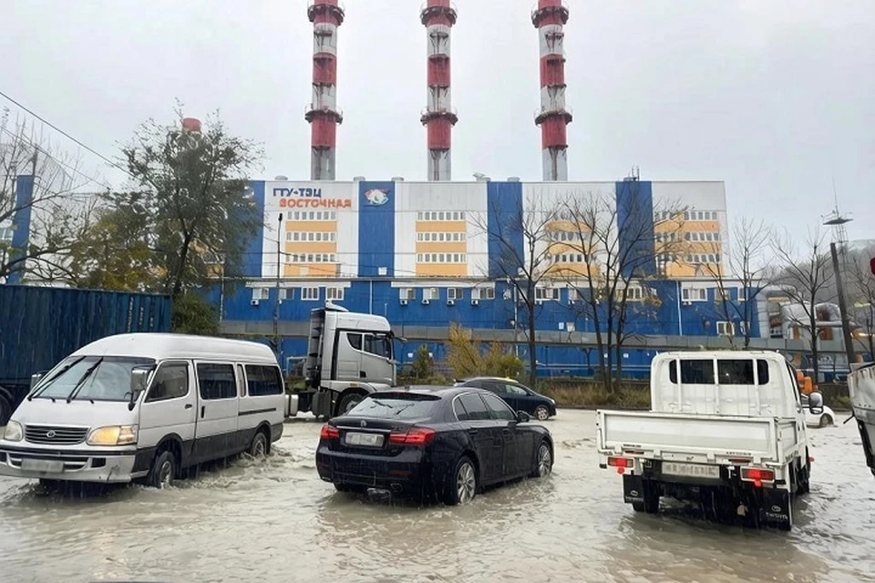 Из-за сильных ливней многие улицы скрылись под водой