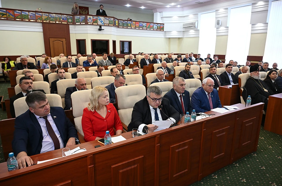 Заседание вновь избранного регионального парламента.