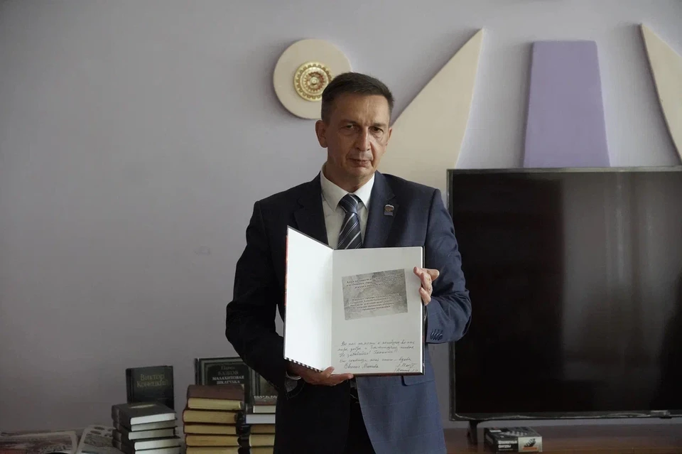 Павел Шувалкин передал книги в библиотеку Фото: Движение Первых ХО