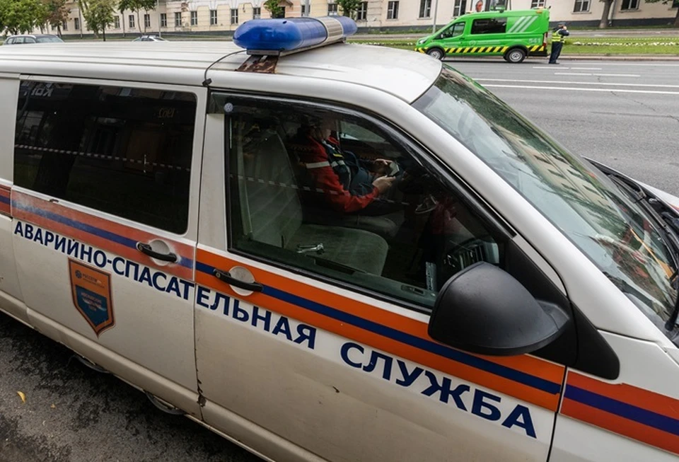 Спасателям пришлось использовать альпинистское снаряжение, чтобы спустить пациентку из квартиры.