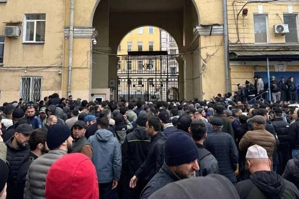 ОМОН, автозаки и перекрытые ворота. Сенной рынок в Петербурге оцепили силовики. Фото: Фото: «Дорожный Контроль СПБ | ЛО»