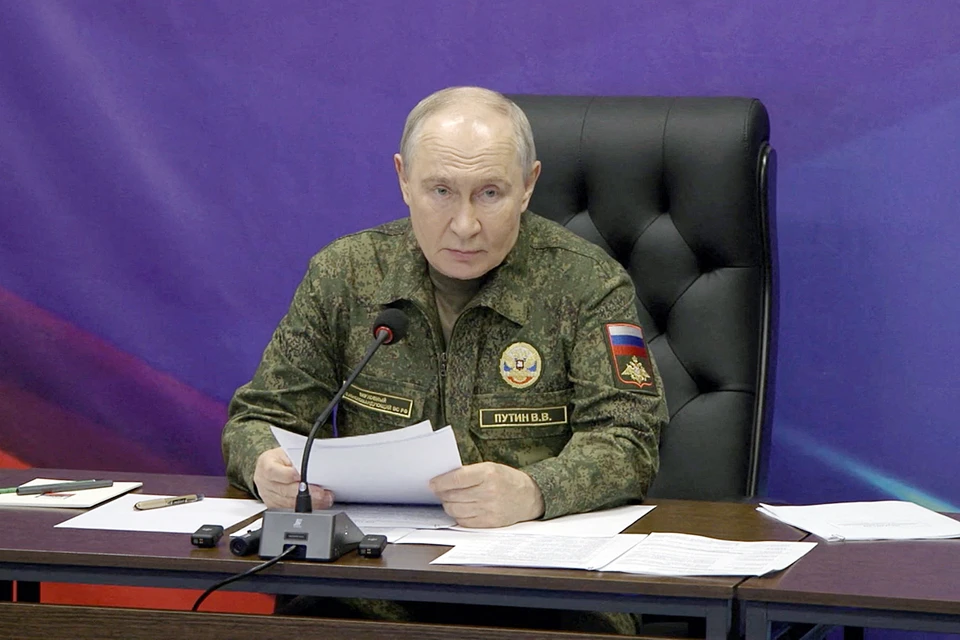 Владимир Путин провел совещание в пункте управления Объединенной группировки войск