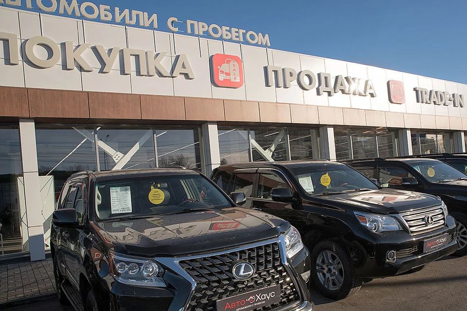 Начало осени традиционно отмечается чуть большим спросом на авто, чем лето. И подержанные машины - не исключение. Фото: Александр Манзюк/ТАСС