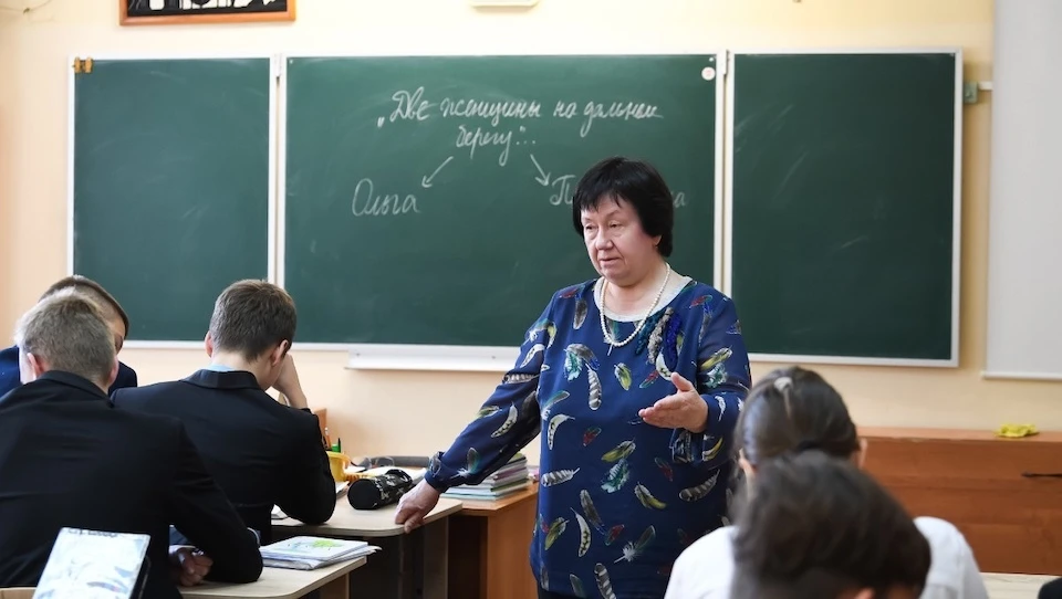 Анна Евгеньевна работает в тверской гимназии № 10 уже 48-й год. Фото: tvernews.ru.