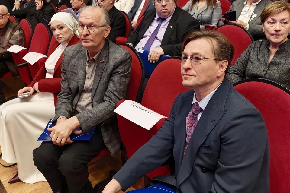 Делегаты съезда Сергей Безруков и Фёдор Добронравов