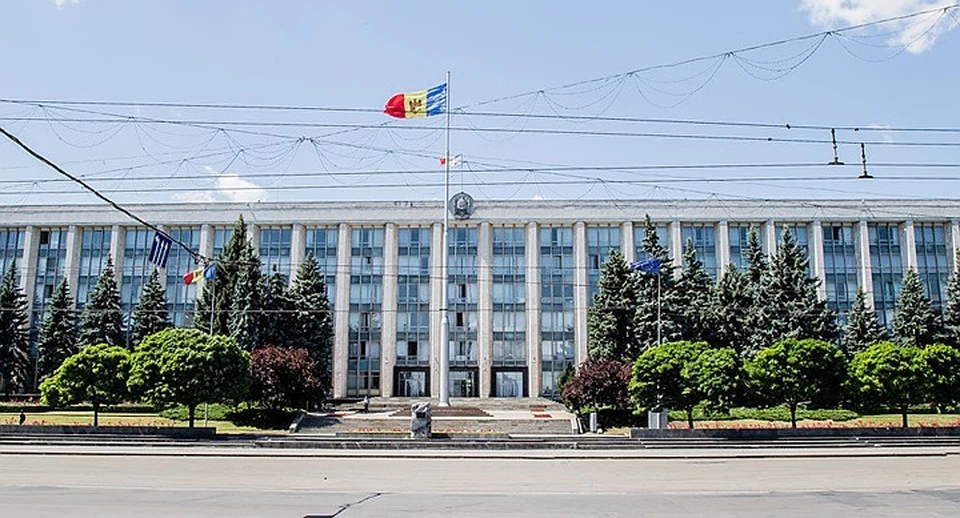 Правительство влезает в долги.