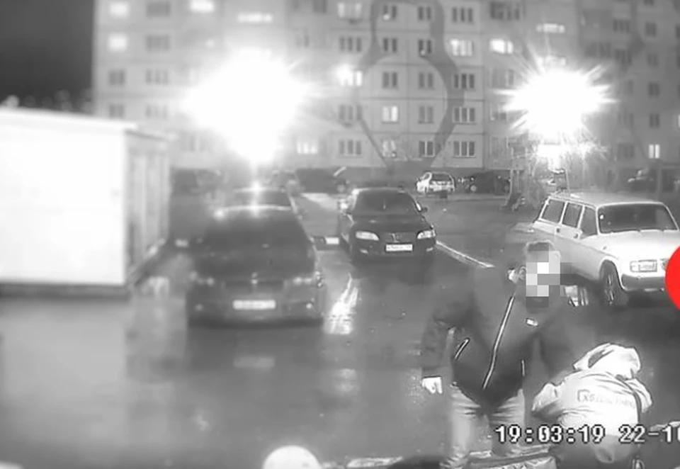 Скриншот с камеры домофона, на котором мужчина избивает курьера.