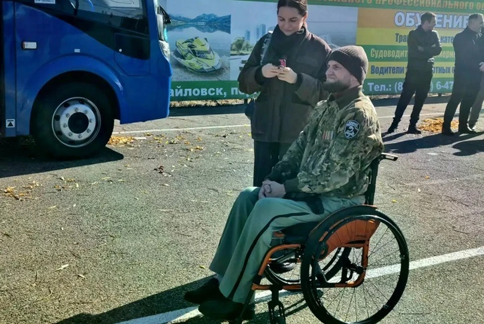Вне конкурса первым трассу прошел гость мероприятия - участник СВО, кавалер ордена Мужества, таксист Вячеслав Мустафаев. Фото: миндор СК.