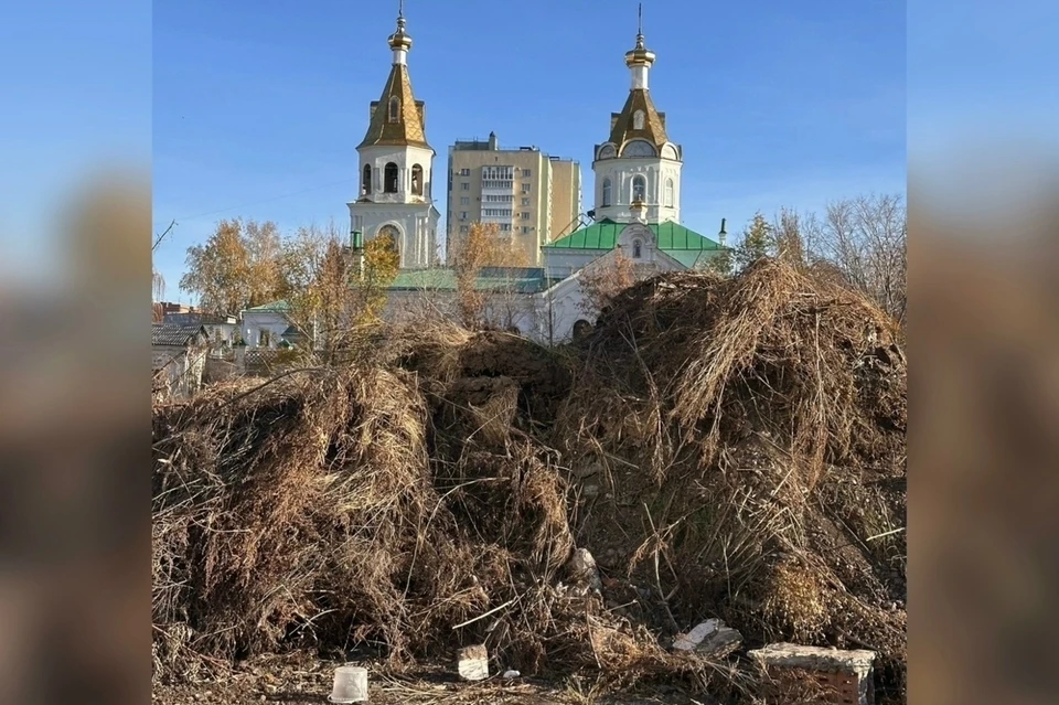 На месте снесенных киосков у стадиона «Буревестник» выросли кучи строительных отходов. Фото: Честная Самара/ВКонтакте