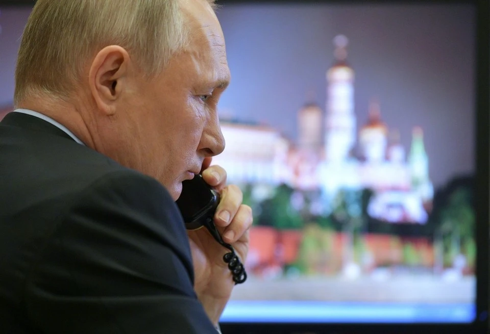 Президент России Владимир Путин во время телефонного разговора