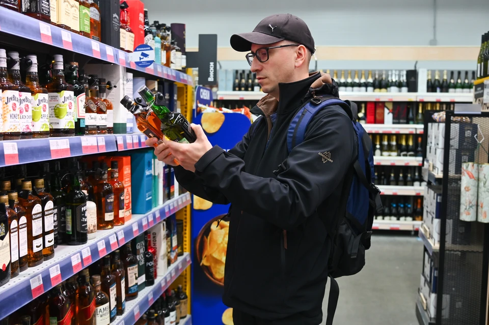 Люди начинают покупать алкоголь в других местах.
