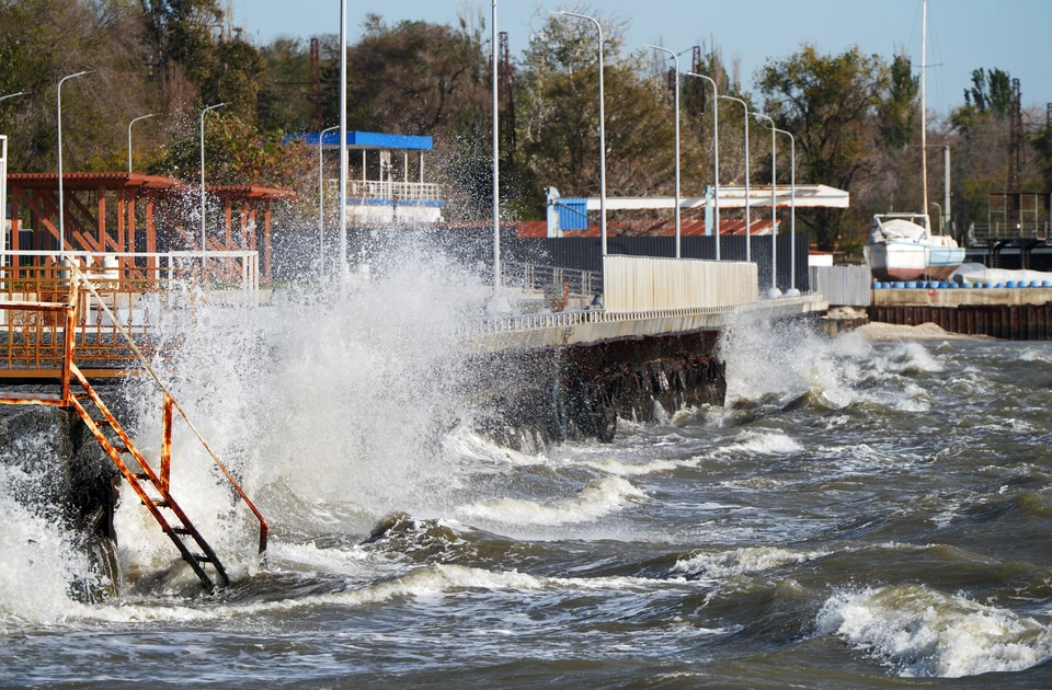 Азовское море вошло в сезон штормов