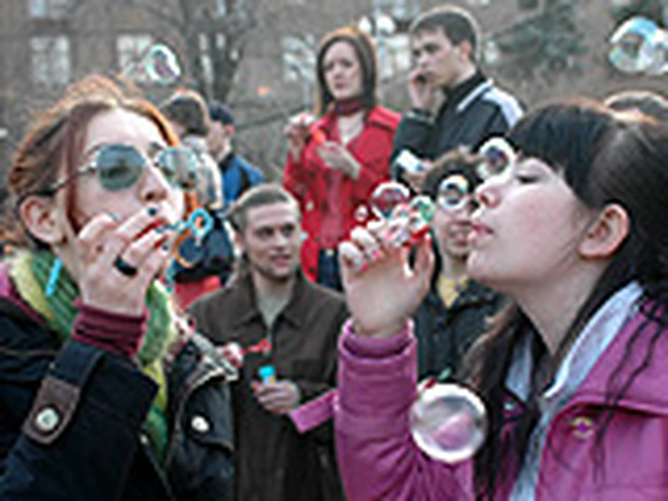 В Волгограде прошел традиционный весенний дримфлэш с мыльными пузырями «Мечты не купишь»